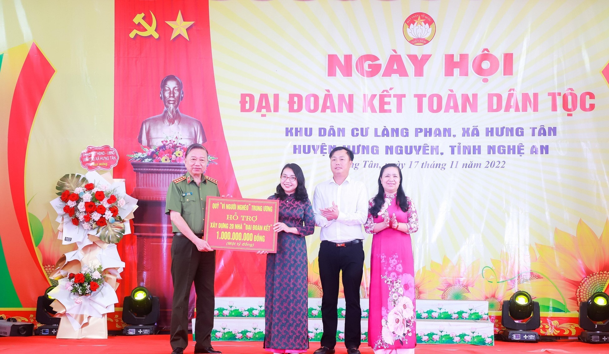 Bộ trưởng Bộ Công an Tô Lâm trao tặng nhà đại đoàn kết cho huyện Hưng Nguyên. Ảnh: Thành Duy