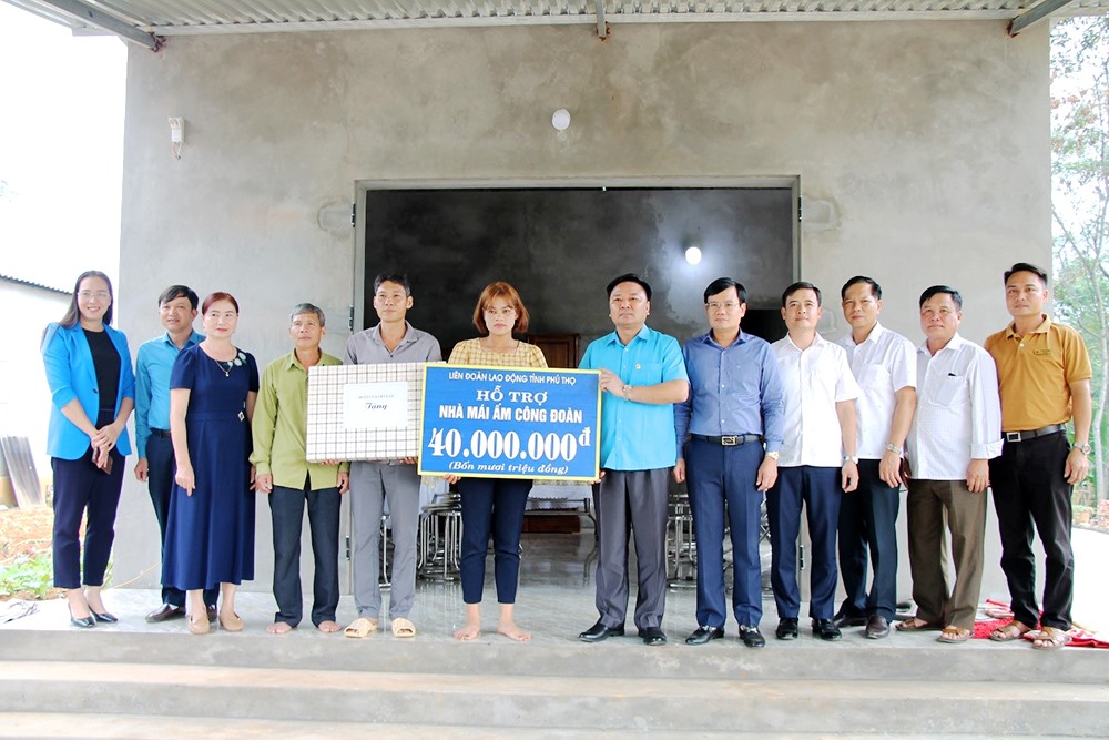 Liên đoàn Lao động tỉnh Phú Thọ trao tiền hỗ trợ cho gia đình chị Lý Thị Vụ - đoàn viên công đoàn Trường Mầm non Mỹ Lương.