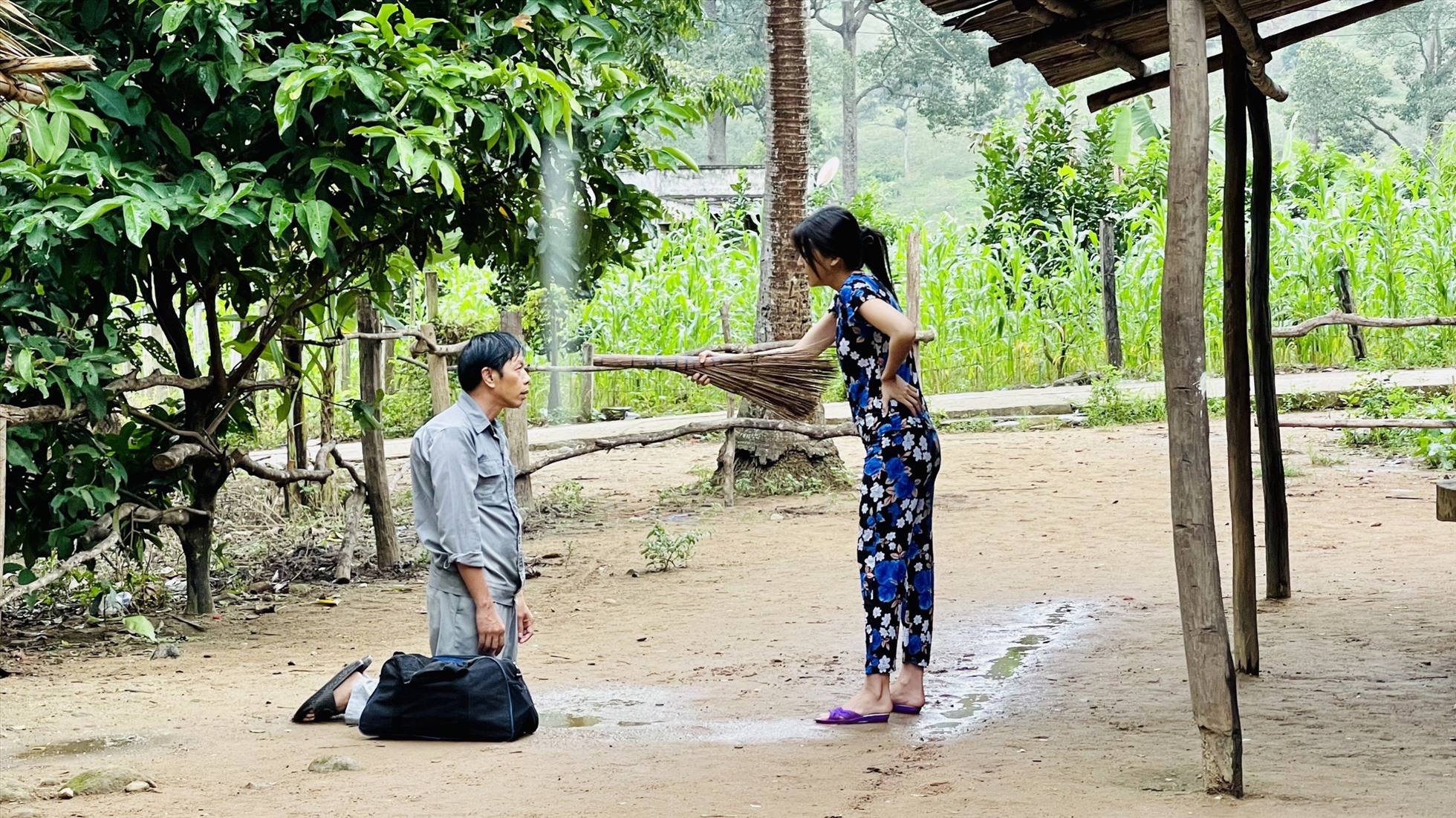 Một cảnh quay giữa Thái Hòa và Cao Thái Hà phim “Mẹ rơm“. Ảnh: Nhà sản xuất