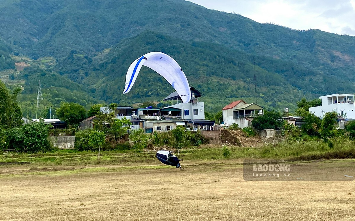 Hạ cánh tại Sân vận động thị trấn Tam Đường, anh Hoàng Việt Cường (CLB dù lượn thành phố Hà Nội) chia sẻ: Sáng nay do thời tiết không ủng hộ, có nhiều sương mù ảnh hưởng đến quá trình bay. Mong đến chiều trời nắng đẹp để các phi công thuận lợi tham gia tranh tài.