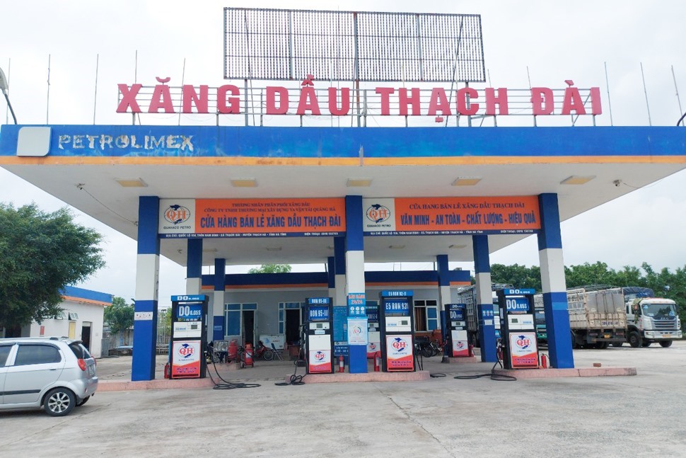 Công ty Quảng Hà có 4 cửa hàng đã hết xăng dầu nhưng nay chỉ nhập được 80m3, chỉ bằng số lượng của riêng 1 cửa hàng Thạch Thanh bán hết trong 1 ngày rưỡi. Ảnh: Trần Tuấn.