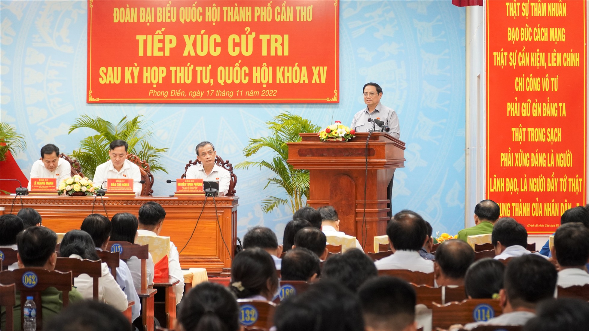 Thủ tướng Chính phủ Phạm Minh Chính phát biểu trả lời ý kiến cử tri. Ảnh: Tạ Quang.