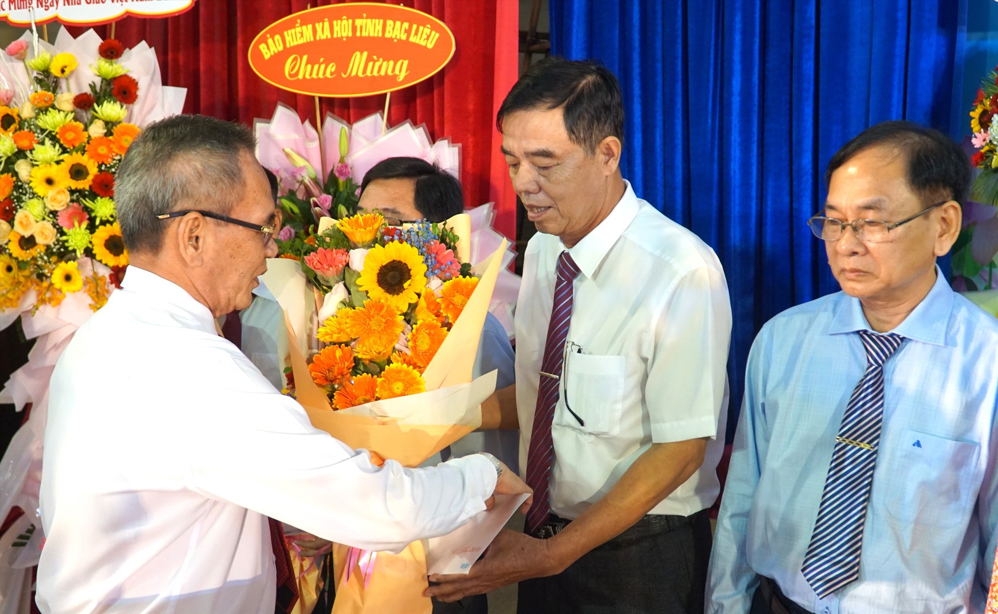 Bí thư Tỉnh ủy Bạc Liêu Lữ Văn Hùng tặng hoa cho các Nhà giáo lão thành tỉnh Bạc Liêu. Ảnh: Nhật Hồ