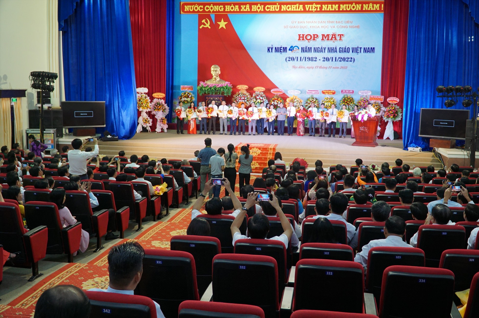 Chiều ngày 17.11, tỉnh Bạc Liêu long trọng tổ chức lể kỷ niệm Ngày Nhà giáo Việt Nam. Ảnh: Nhật Hồ