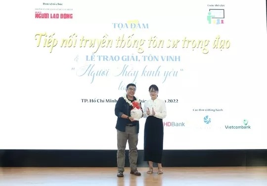 Tác giả Trần Vũ Nguyên nhận giải Ba với tác phẩm “Bà “loong toong” đáng kính“. Ảnh: Ban tổ chức.