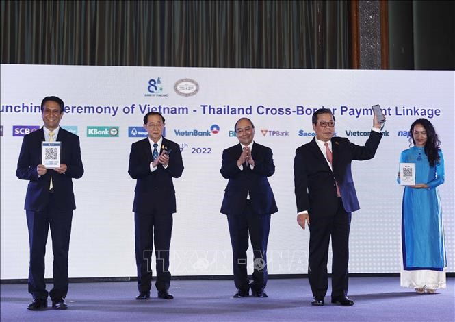 Chủ tịch nước Nguyễn Xuân Phúc cùng Bộ trưởng Tài chính Thái Lan chứng kiến lễ công bố Kết nối thanh toán bán lẻ ứng dụng mã phản hồi nhanh (QR code) giữa Việt Nam và Thái Lan. Ảnh: TTXVN