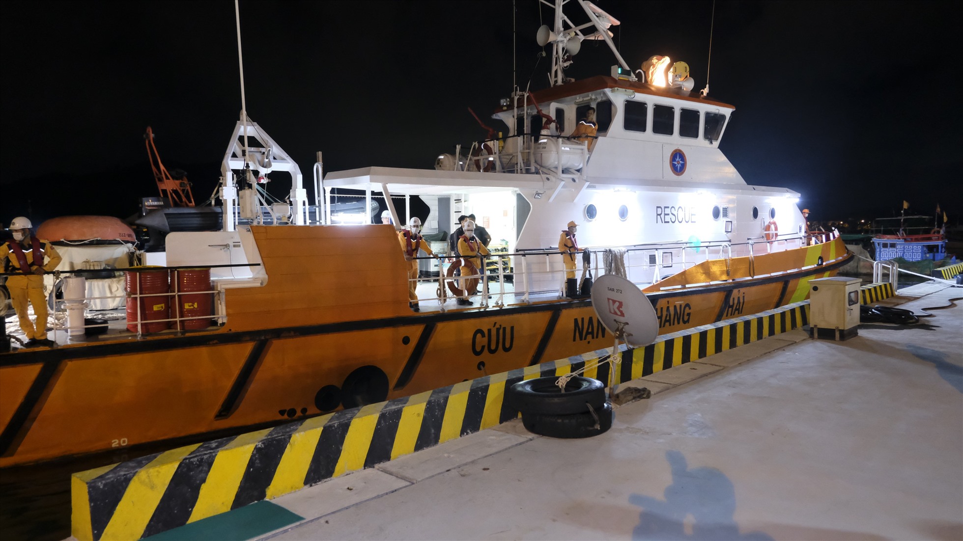 23h tối 17.11, lực lượng cứu nạn hàng hải đã đưa thuyền viên bị tai nạn lao động về bờ chuyển đi cấp cứu, điều trị tại bệnh viện.