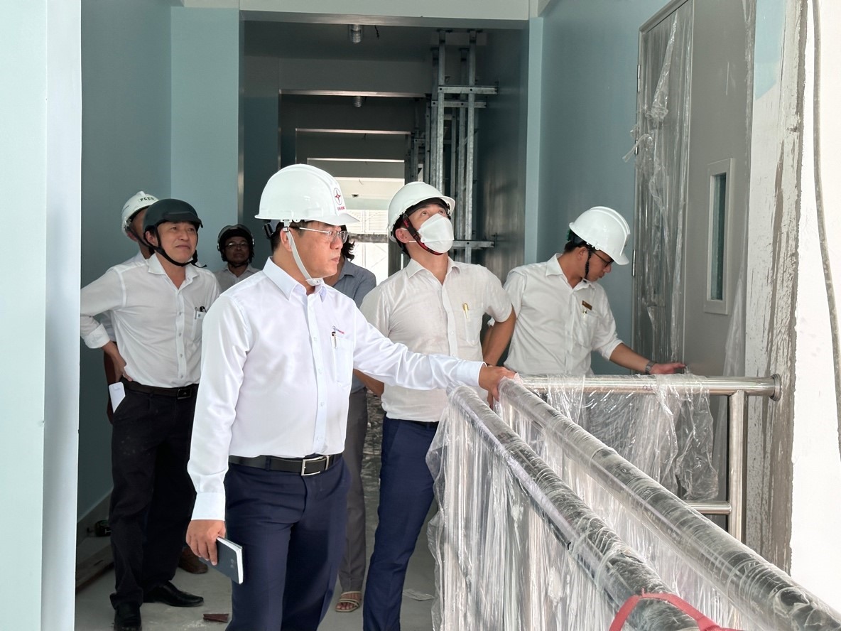 Phó Tổng Giám đốc EVNHCMC Bùi Hải Thành (thứ hai từ trái qua)  trực tiếp thị sát công trường xây dựng Trạm biến áp 220/110kV Tân Cảng. Ảnh: EVNHCMC cung cấp.