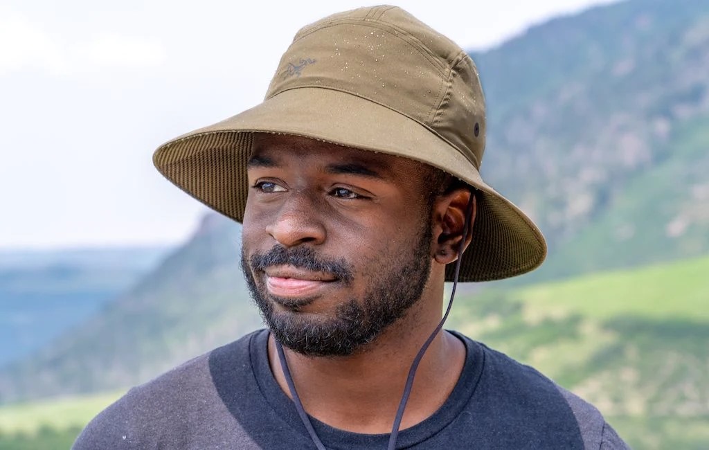 Mang theo mũ có vạt che nắng. Ảnh: Arc'teryx Sinsola