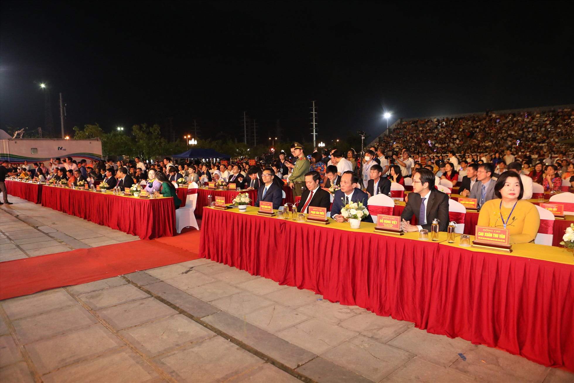 Các đại biểu tham dự Lễ khai mạc “Festival Ninh Bình 2022 - Tràng An kết nối di sản“. Ảnh: Nguyễn Trường