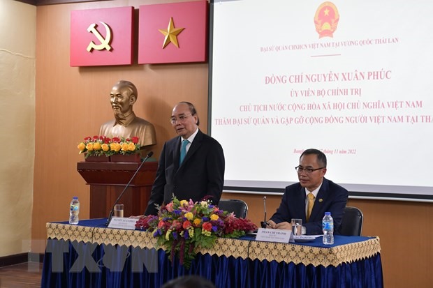 Chủ tịch nước Nguyễn Xuân Phúc nói chuyện thân mật với cán bộ, nhân viên Đại sứ quán và kiều bào tại buổi gặp mặt. Ảnh: TTXVN