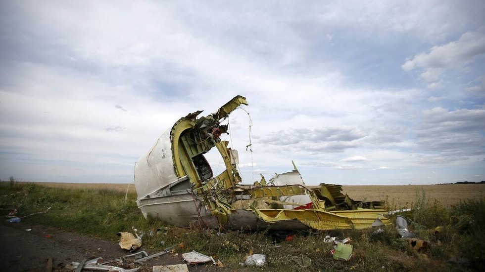 Mảnh vỡ MH17 tại hiện trường vụ rơi máy bay năm 2014. Ảnh: AFP