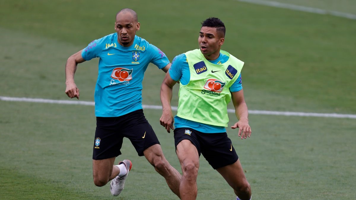 Fabinho và Casemiro thừa kinh nghiệm và đẳng cấp để điều khiển được tuyến giữa của Brazil. Ảnh: AFP