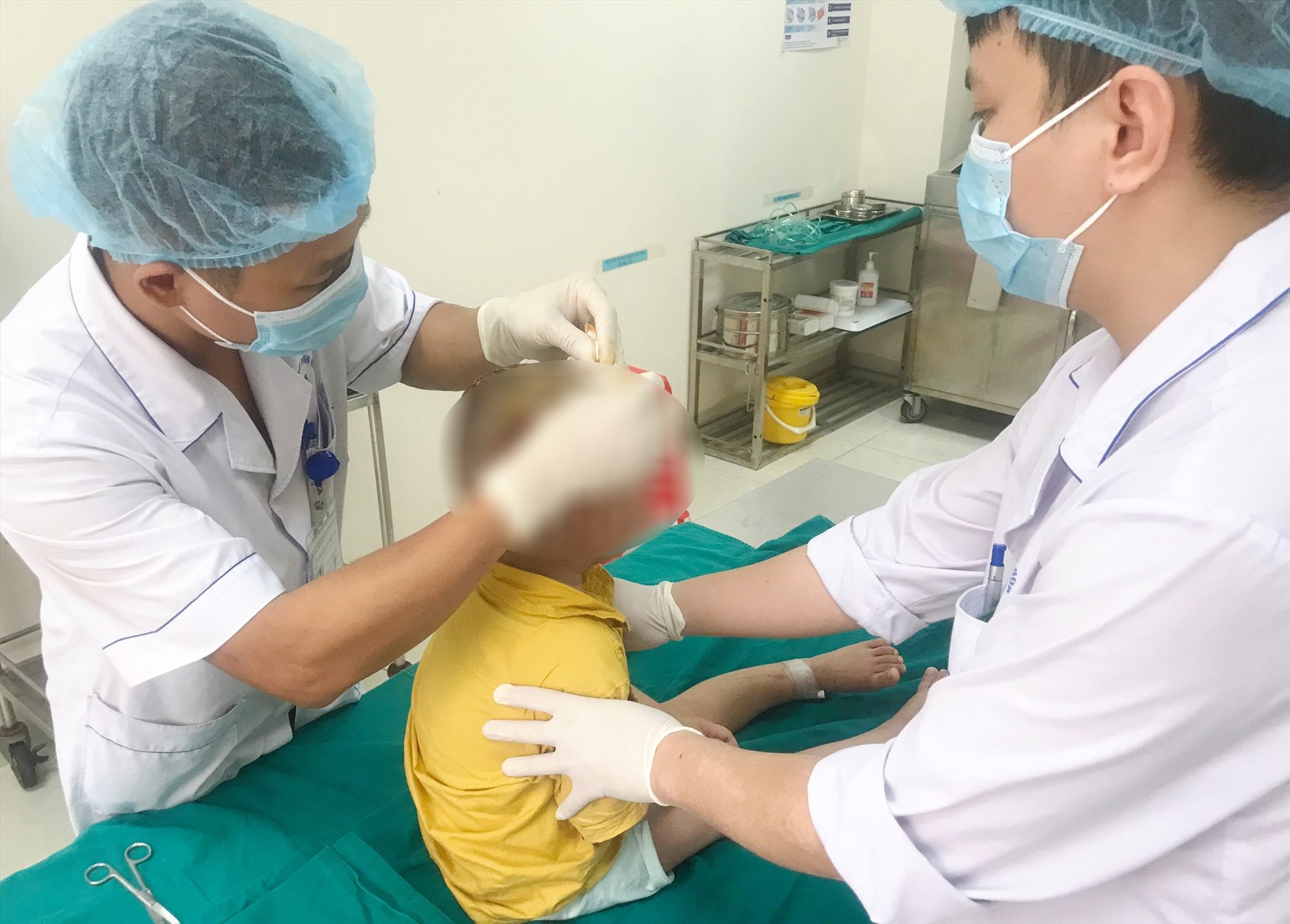 Các bác sĩ Bệnh viện Nhi Thanh Hóa điều trị cho bé trai bị chó căn. Ảnh: Bệnh viện cung cấp.