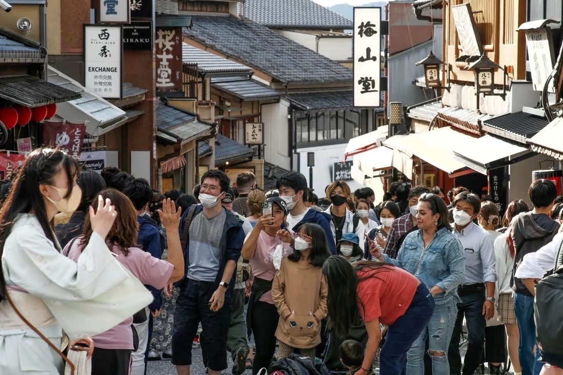 Đường phố Kyoto đông đúc khách du lịch sau khi Nhật Bản mở cửa trở lại vào tháng 10. Nhiều khách sạn và công ty vận tải đang thấy mình không đủ trang bị để đáp ứng nhu cầu. Ảnh: Kyodo