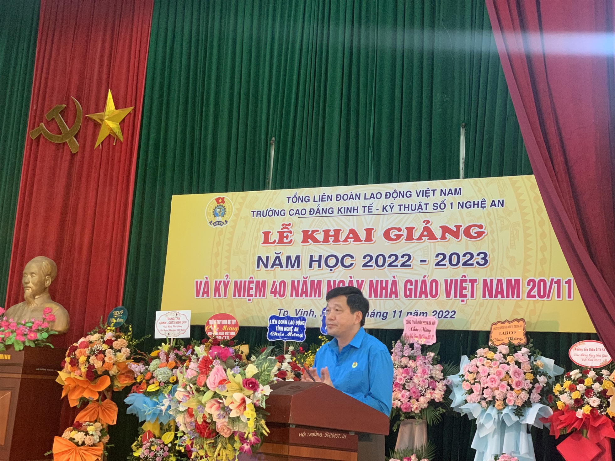 Chủ tịch LĐLĐ tỉnh Nghệ An Kha Văn Tám phát biểu chúc mừng nhà trường nhân dịp khai giảng năm học mới. Ảnh: Thanh Tùng