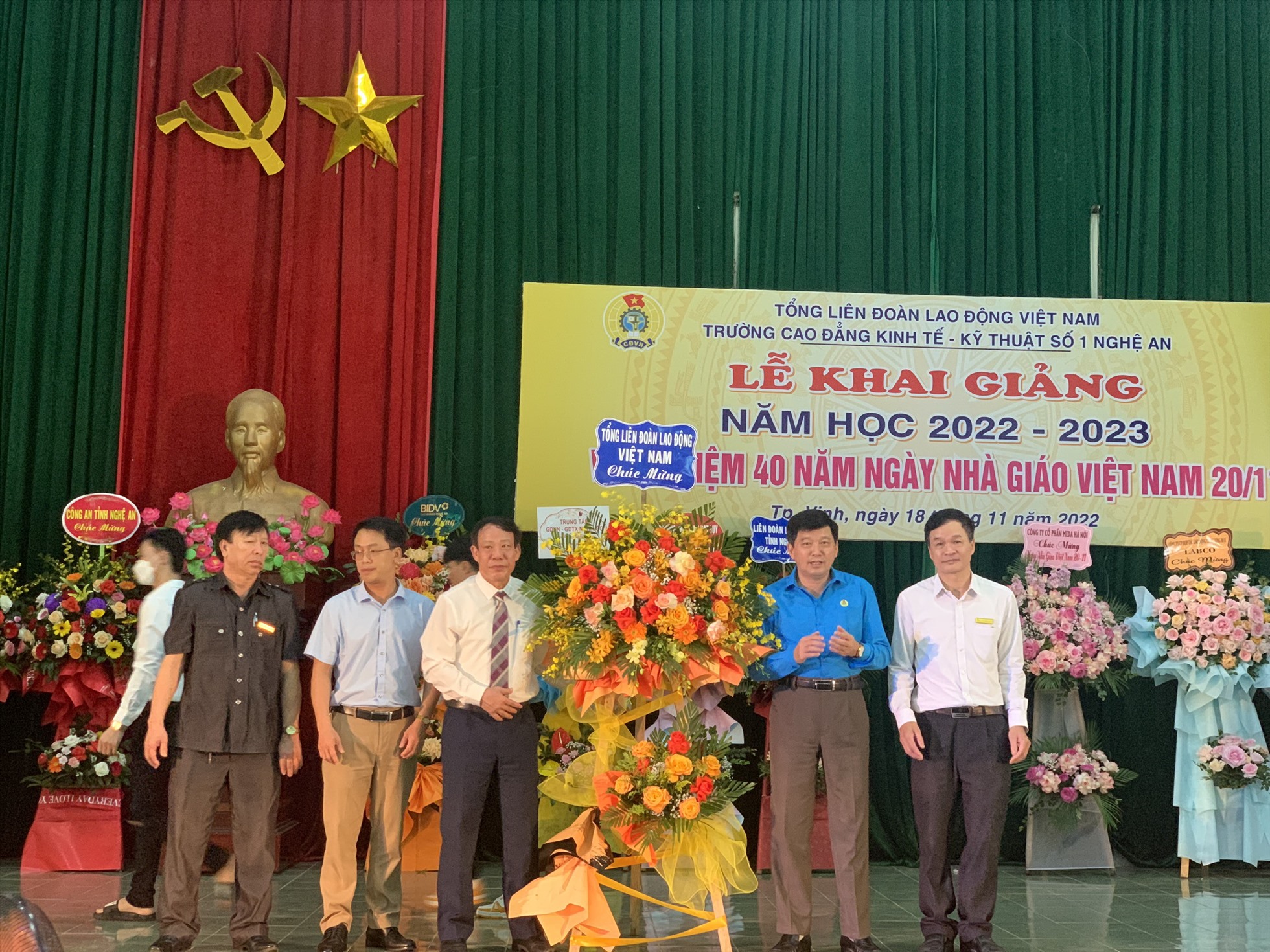 Tổng Liên đoàn Lao động Việt Nam gửi lẵng hoa chúc mừng Trường Cao đẳng Kinh tế - Kỹ thuật số 1 Nghệ An nhân dịp khai giảng. Ảnh: Thanh Tùng