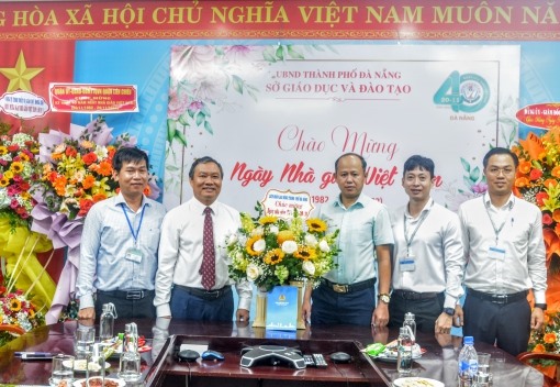Ông Hoàng Hữu Nghi, Phó Chủ tịch LĐLĐ thành phố Đà Nẵng (thứ 3 từ phải) thăm và chúc mừng Sở Giáo dục và Đào tạo thành phố. Ảnh: Phương Trà