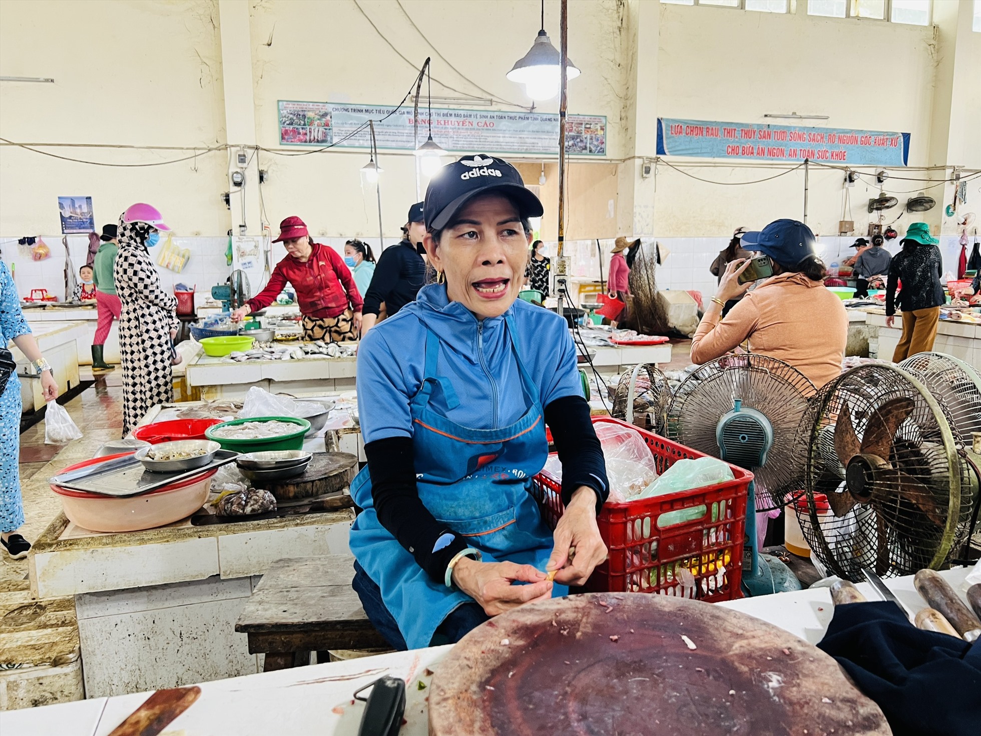 Hàng trăm tiểu thương ở chợ Nam Phước góp tiền chơi hụi, tuy nhiên nửa tháng qua, chủ hụi biến mất, khiến họ xót hết ruột gan. Ảnh: VN.