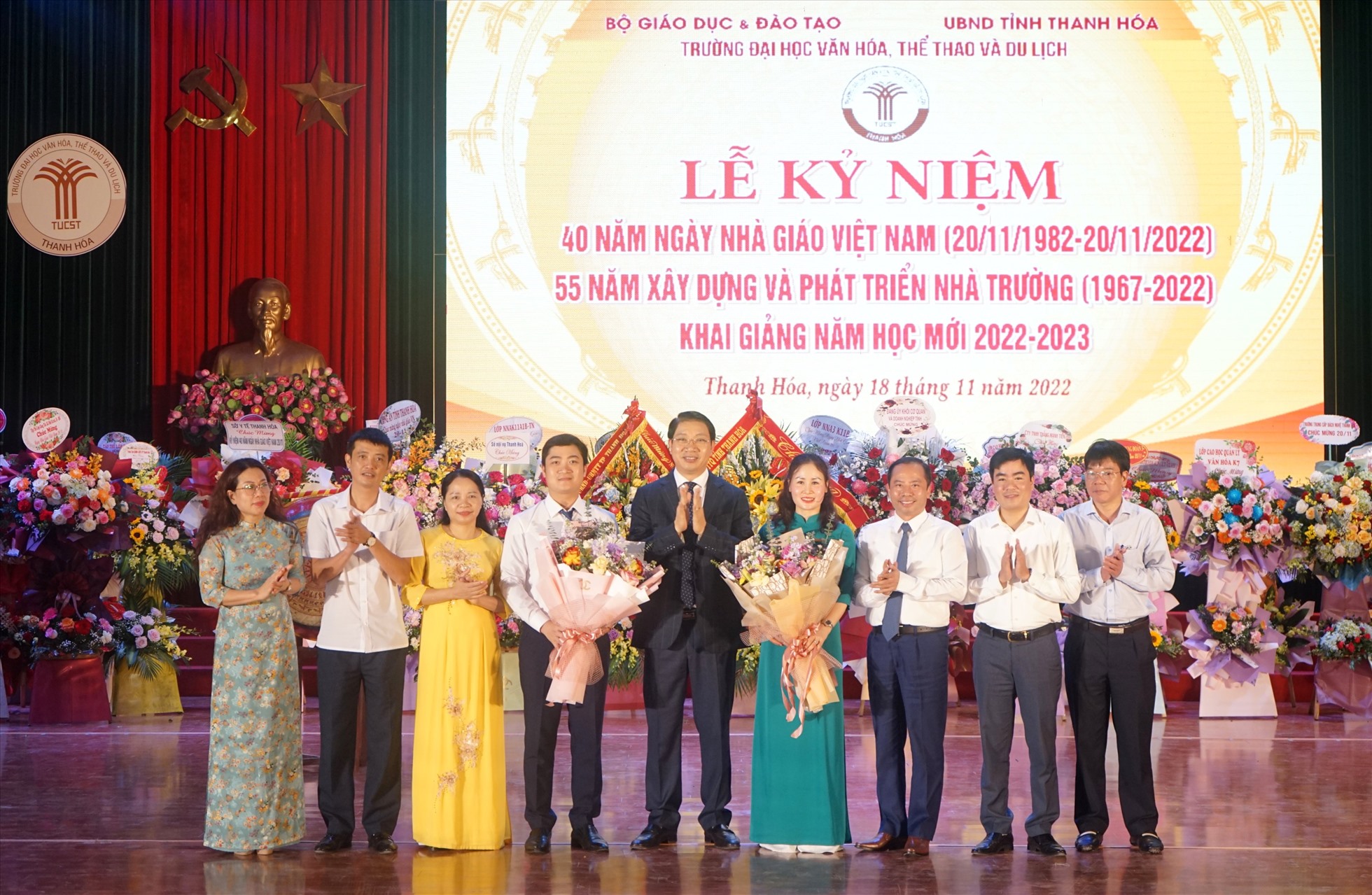 Đại diện lãnh đạo tỉnh Thanh Hóa tăng hoa chúc mừng