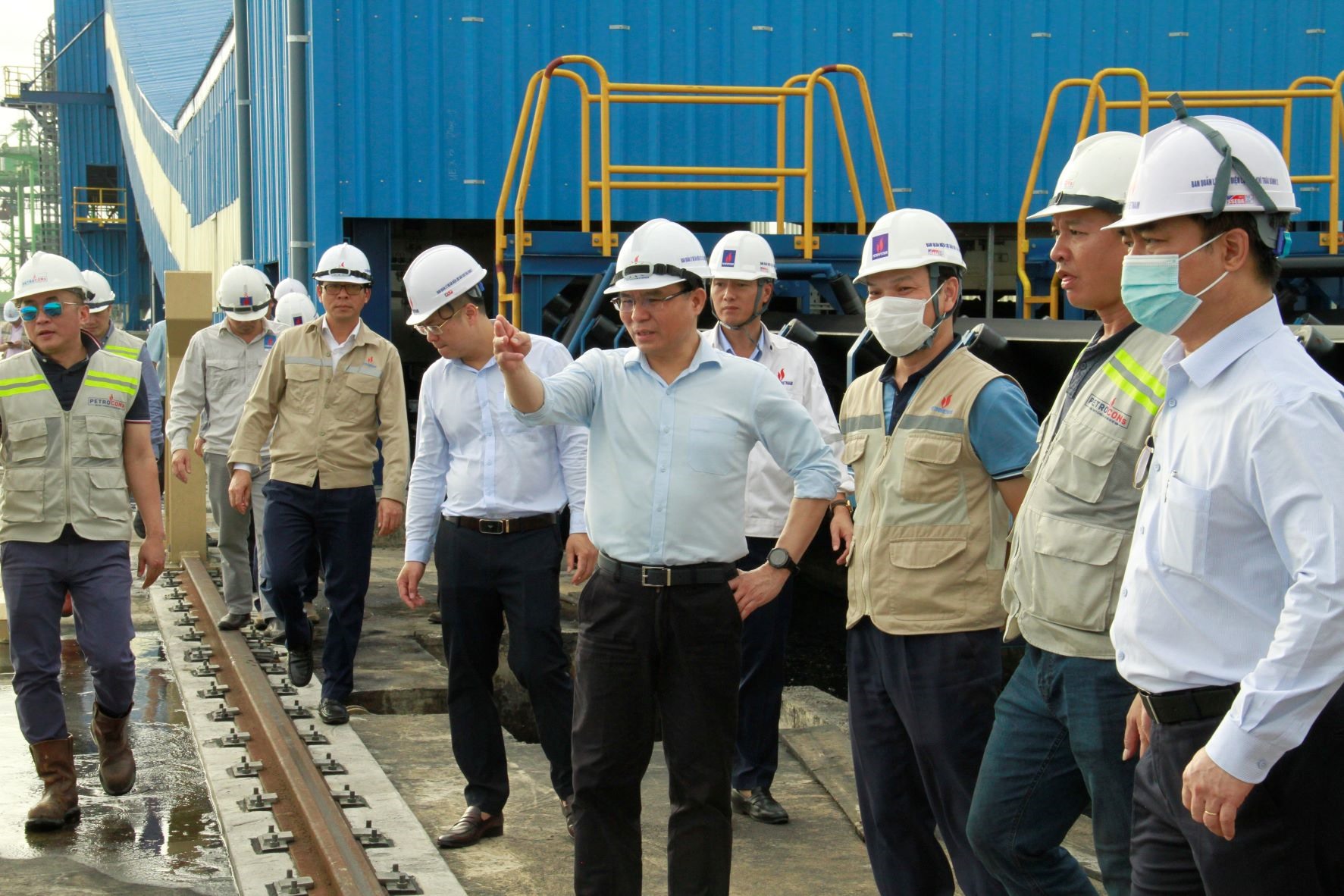 Tổng giám đốc Petrovietnam Lê Mạnh Hùng chỉ đạo khẩn trương chuẩn bị than cho công tác vận hành thử nghiệm nâng công suất toàn bộ NMNĐ Thái Bình 2. Ảnh PVN.