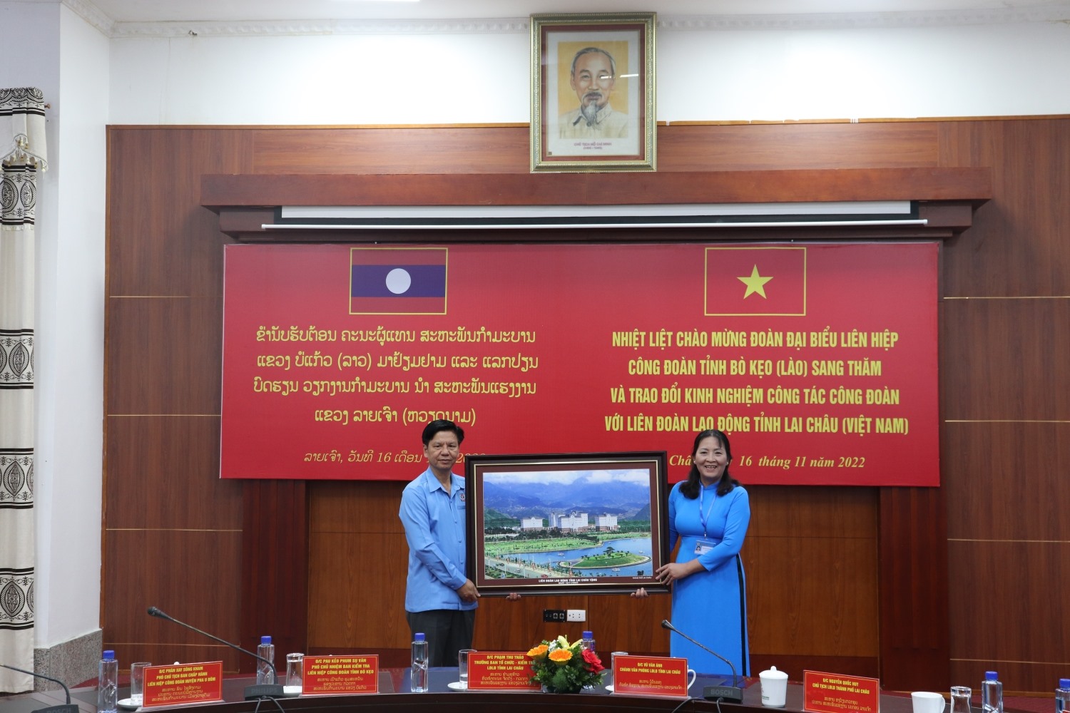 Lãnh đạo Liên đoàn Lao động tỉnh Lai Châu tặng quà kỷ niệm cho phía Công đoàn
