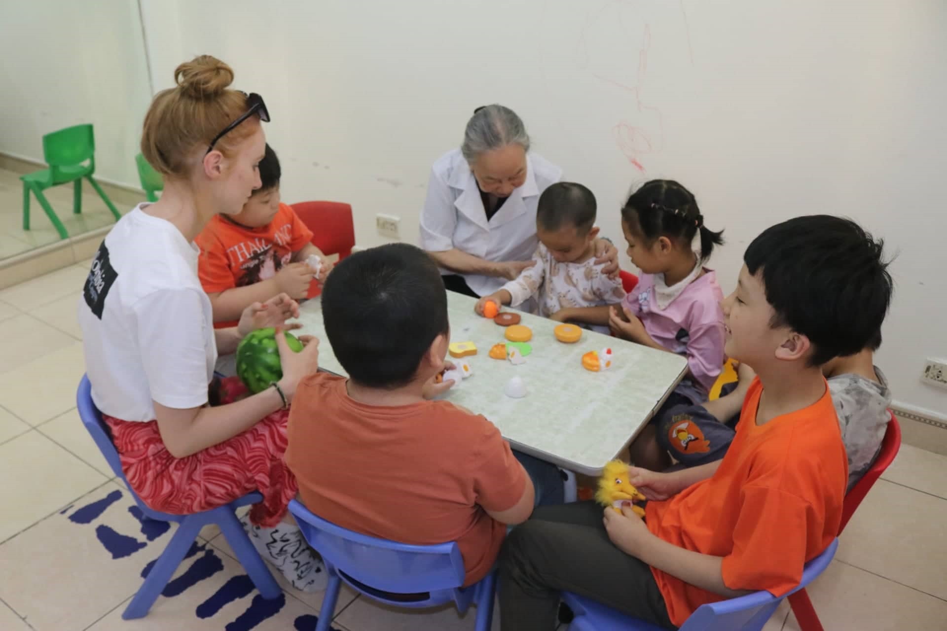 Trung tâm Hy Vọng đã tiếp nhận và giúp đỡ cho gần 500 trẻ em bị khiếm khuyết, có hoàn cảnh khó khăn.