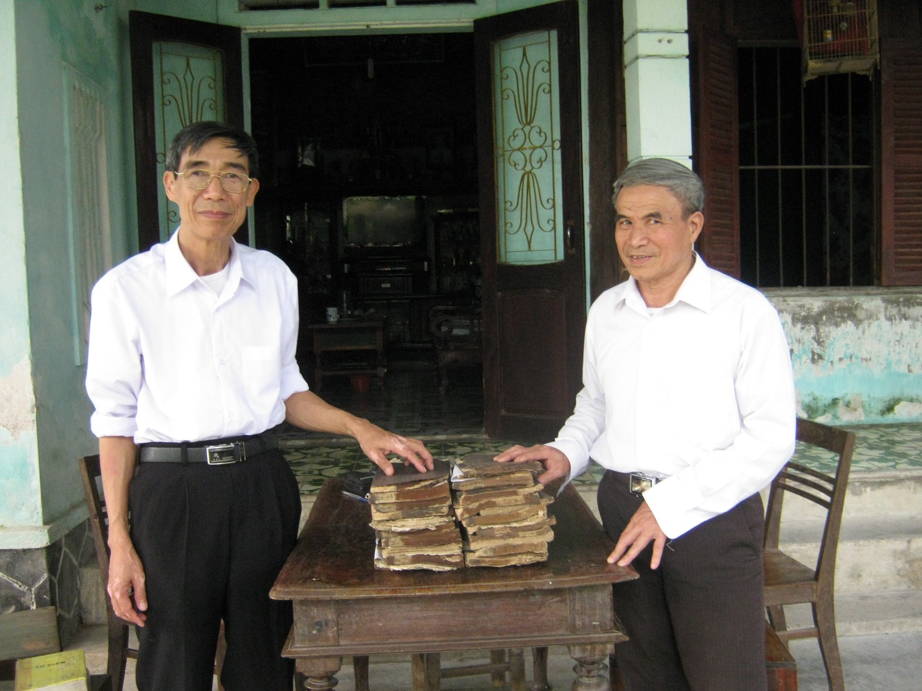 Thầy Thái Huy Bích (bên trái) trong một lần đi điền dã, nghiên cứu về Chủ tịch Hồ Chí Minh. Ảnh: Quỳnh Trang