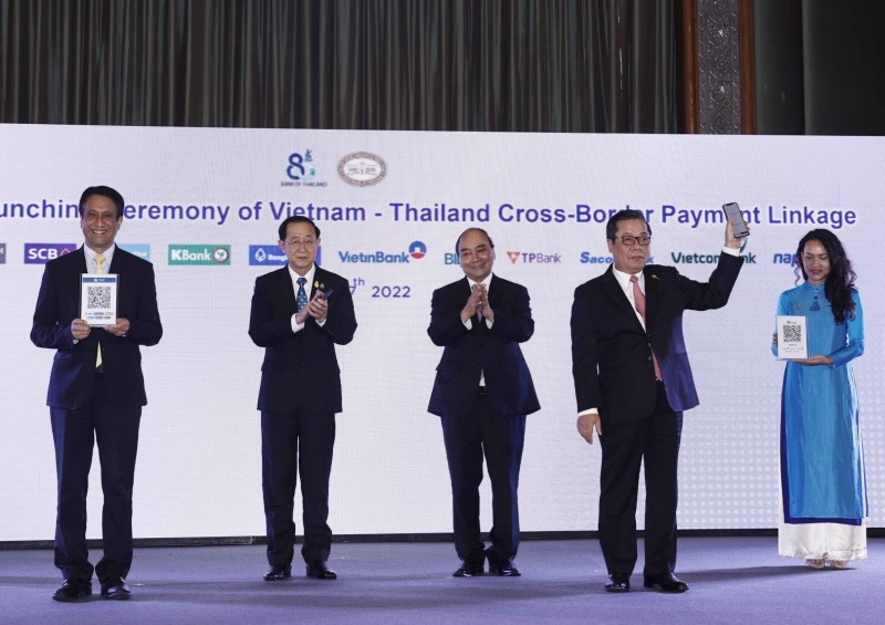 Chủ tịch nước Nguyễn Xuân Phúc và Bộ trưởng Tài chính Thái Lan chứng kiến lễ công bố kết nối thanh toán bán lẻ ứng dụng QR code giữa hai nước. Ảnh: Ngân hàng Nhà nước.
