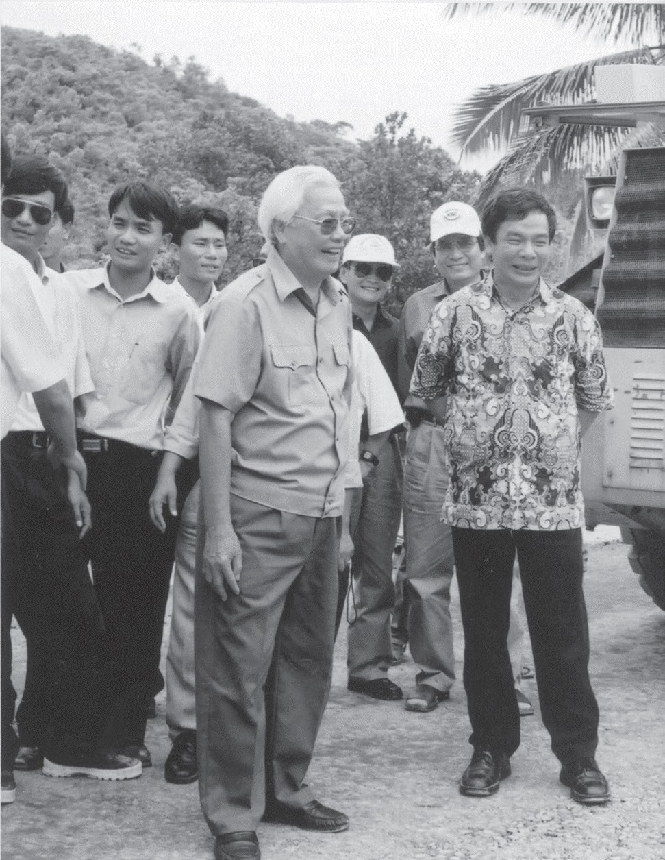 Thủ tướng Võ Văn Kiệt đến với công trường xây dựng đường Hồ Chí Minh. Ảnh: NXB Trẻ