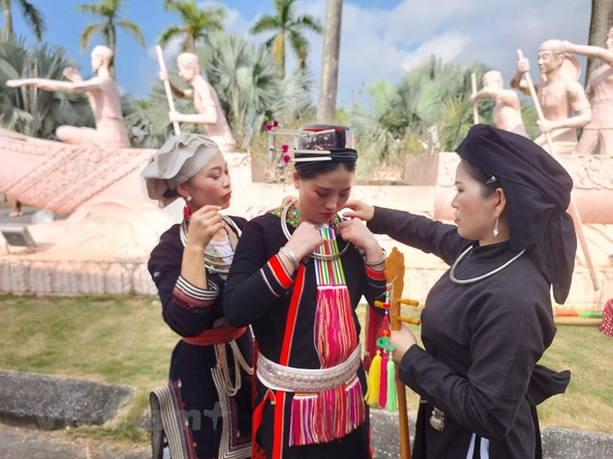 Góc trưng bày trang phục truyền thống của dân tộc Mông ở Hà Giang. Ảnh: Vietnam+