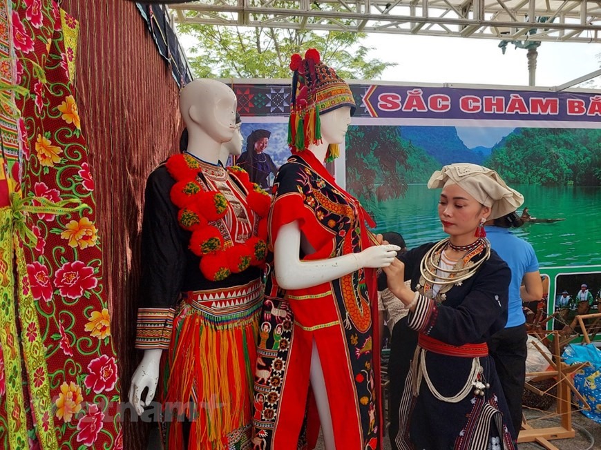 Góc trưng bày trang phục truyền thống của dân tộc Mông ở Hà Giang. Ảnh: Vietnam+