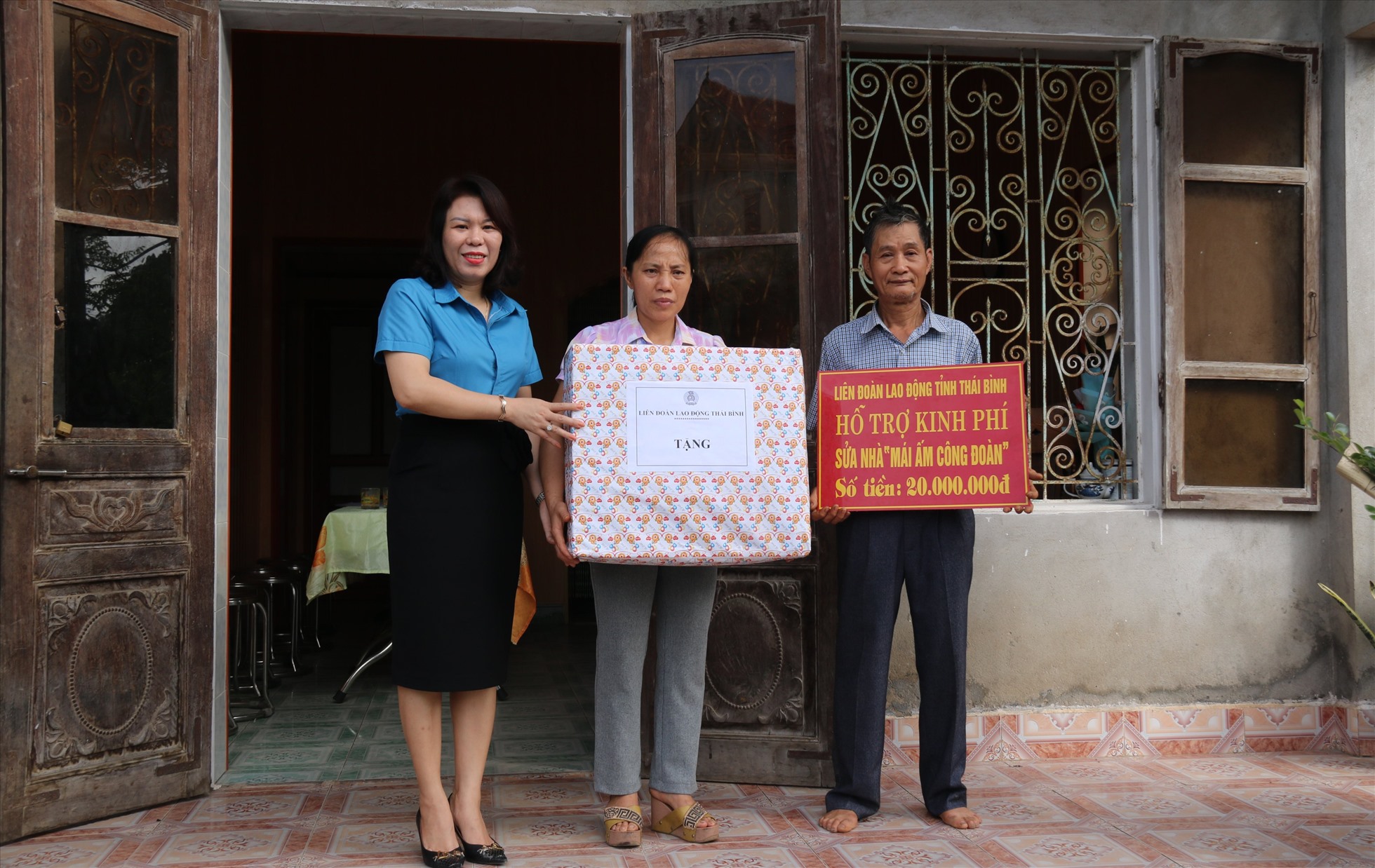 Chủ tịch LĐLĐ huyện Đông Hưng - Đinh Thị Hoa trao quà động viên gia đình cô giáo Nguyễn Thị Chuyển. Ảnh: Bá Mạnh