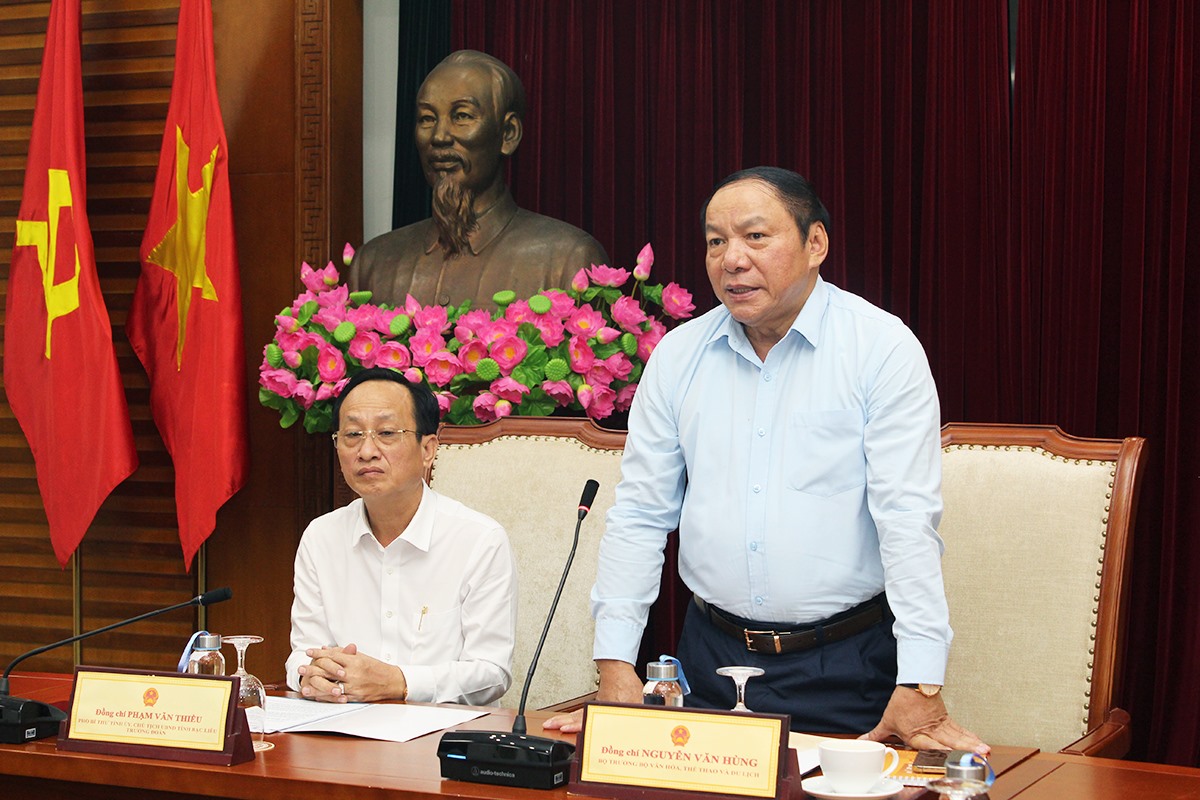 Bộ trưởng Bộ VHTTDL Nguyễn Văn Hùng phát biểu tại buổi làm việc.