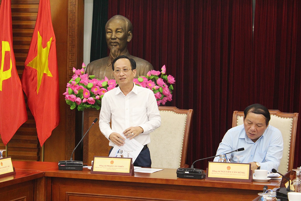 Chủ tịch UBND tỉnh Bạc Liêu Phạm Văn Thiều phát biểu tại buổi làm việc.