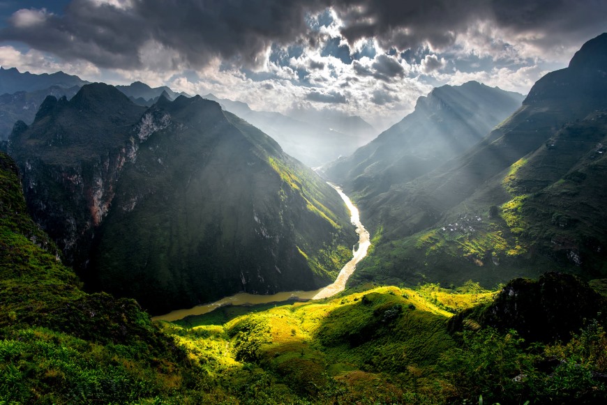 Lễ hội hoa tam giác mạch Hà Giang thường diễn ra từ giữa đến cuối tháng 11 hàng năm. Lễ hội là dịp để du khách chiêm ngưỡng nét đặc sắc của văn hóa bản địa của các dân tộc Mông, Tày, Dao, Nùng... tại Hà Giang. Năm nay lễ hội sẽ diễn ra vào 26.11, giới thiệu những đặc sản địa phương, với giải marathon quốc tế “Chạy trên cung đường Hạnh phúc“; giải đua xe ôtô, môtô mạo hiểm “Tinh thần Đá“; giải đua thuyền Kayak, Sup ván đứng... trên sông Nho Quế.