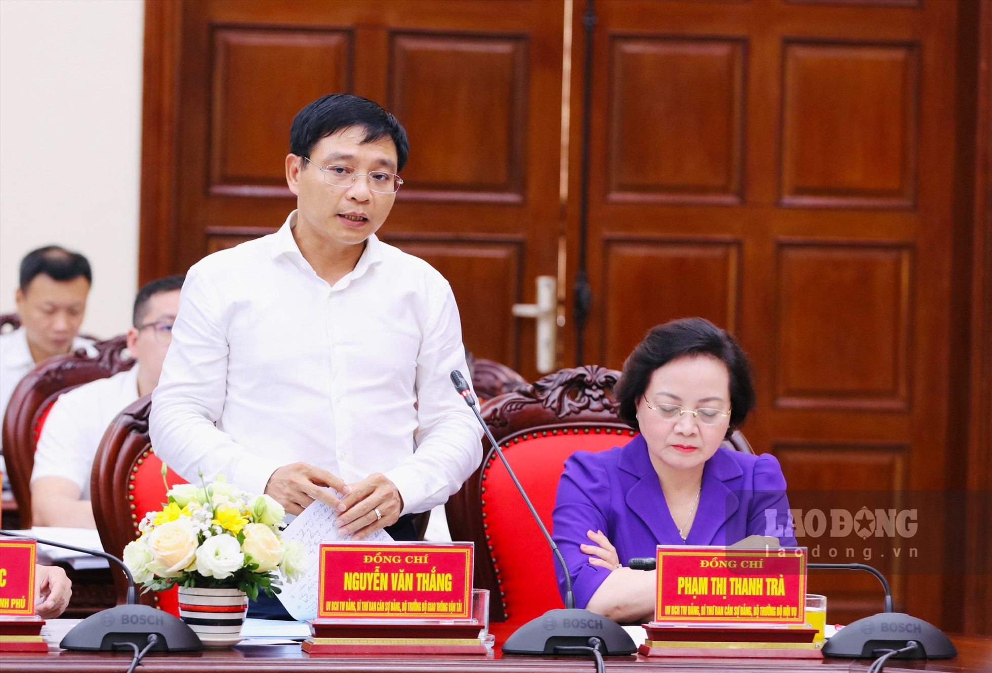 Bộ trưởng Bộ GTVT Nguyễn Văn Thắng trao đổi làm rõ một số nội dung liên quan đến những đề xuất, kiến nghị của tỉnh Ninh Bình. Ảnh: Nguyễn Trường