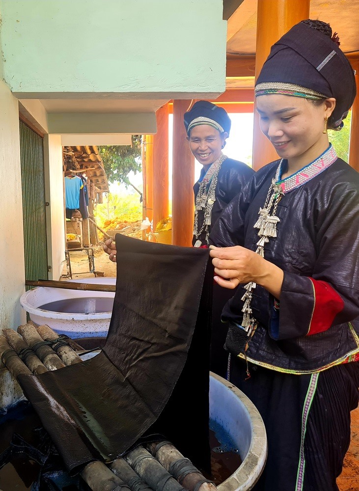 Người Nùng cũng dùng vải nhuộm chàm để may trang phục truyền thống.