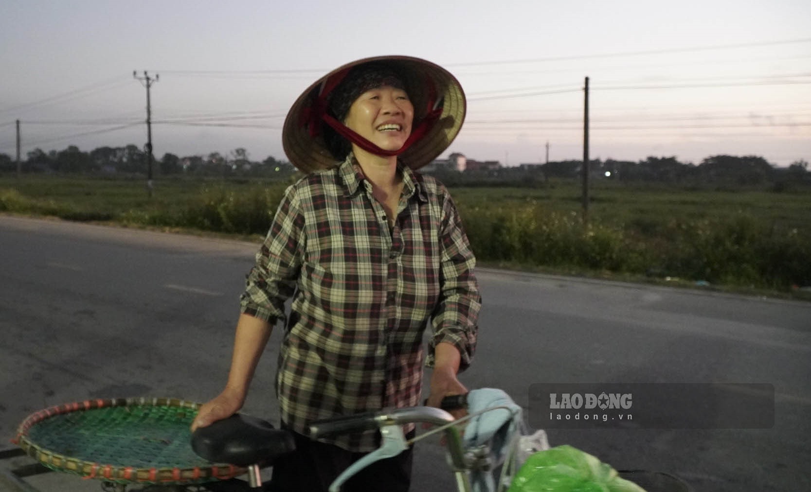Khuôn mặt cười nói vui vẻ của bà Lê Thị Hoàn khi đã bán được hết xe rau, để yên tâm trở về nhà.