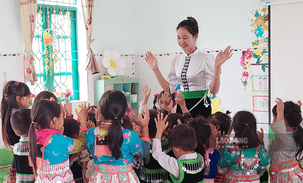 Cô giáo Lò Thị Vui và học sinh trong dịp Kỷ niệm ngày Nhà giáo Việt Nam.
