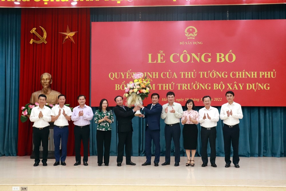 Lãnh đạo tỉnh Quảng Ninh tặng hoa chúc mừng tân Thứ trưởng Nguyễn Tường Văn. Ảnh: Cổng TTĐT Quảng Ninh