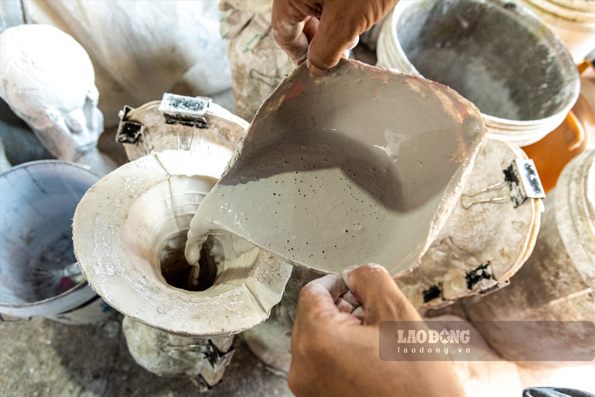 Để làm ra chiếc cúp, người thợ sẽ trộn thạch cao dạng bột với nước theo tỷ lệ nhất định. Sau đó đổ vào khuôn chất liệu là cao su non và nhựa composite, lắc đều để thạch cao lọt vào những chi tiết nhỏ.