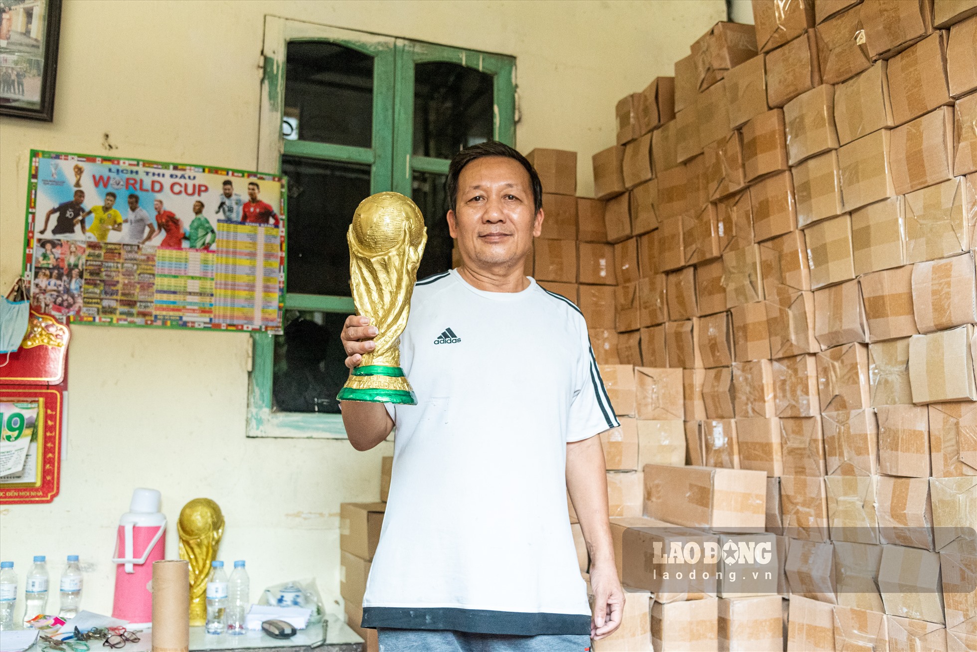 Ông Vương Hồng Nhật cho biết: “Đến thời điểm hiện nay là mùa World Cup thứ 4 tôi sản xuất cúp để cung cấp ra thị trường. Các sản phẩm sau khi hoàn thiện và đóng gói cẩn thận sẽ được phân phối tới nhiều tỉnh, thành trên cả nước.”