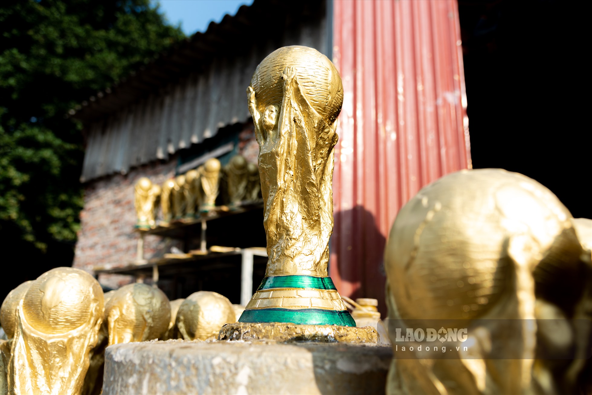 Cúp vàng FIFA thật cao 36,5cm và được làm từ 5kg vàng 18 carat . Đế có đường kính 13cm gồm hai lớp đá xanh, phía dưới có dòng chữ FIFA World Cup, bên trên xoắn ốc tạo hình 2 cầu thủ đang đón lấy quả địa cầu và nâng cao như một biểu tượng chiến thắng.