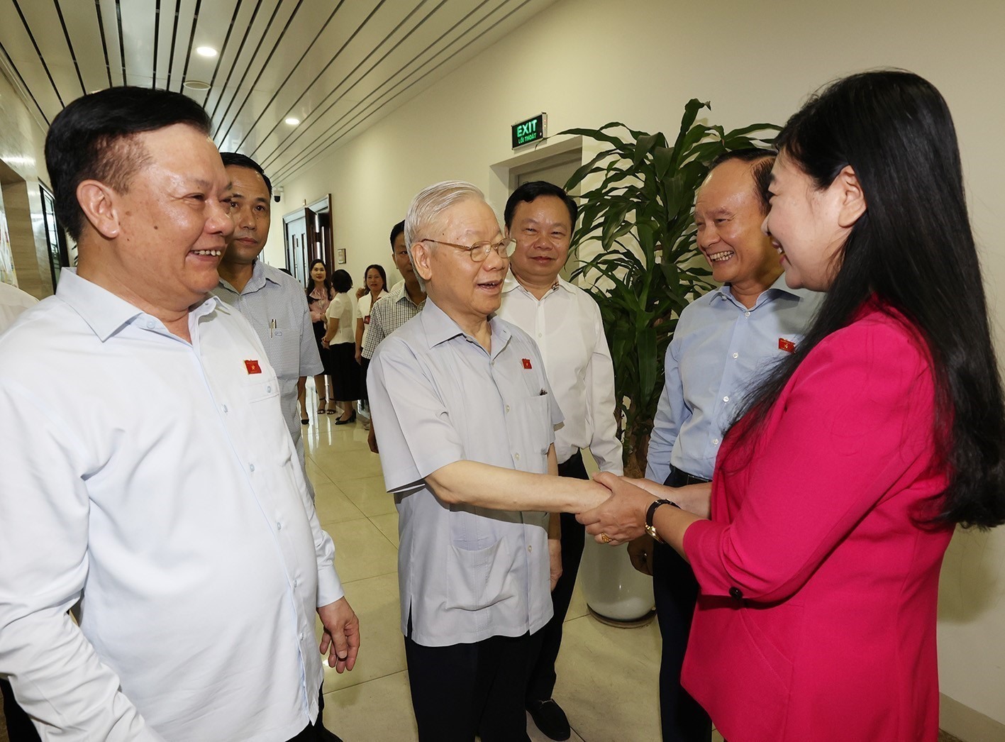 Tổng Bí thư Nguyễn Phú Trọng cùng các đại biểu tiếp xúc cử tri sau kỳ họp. Ảnh: Trí Dũng