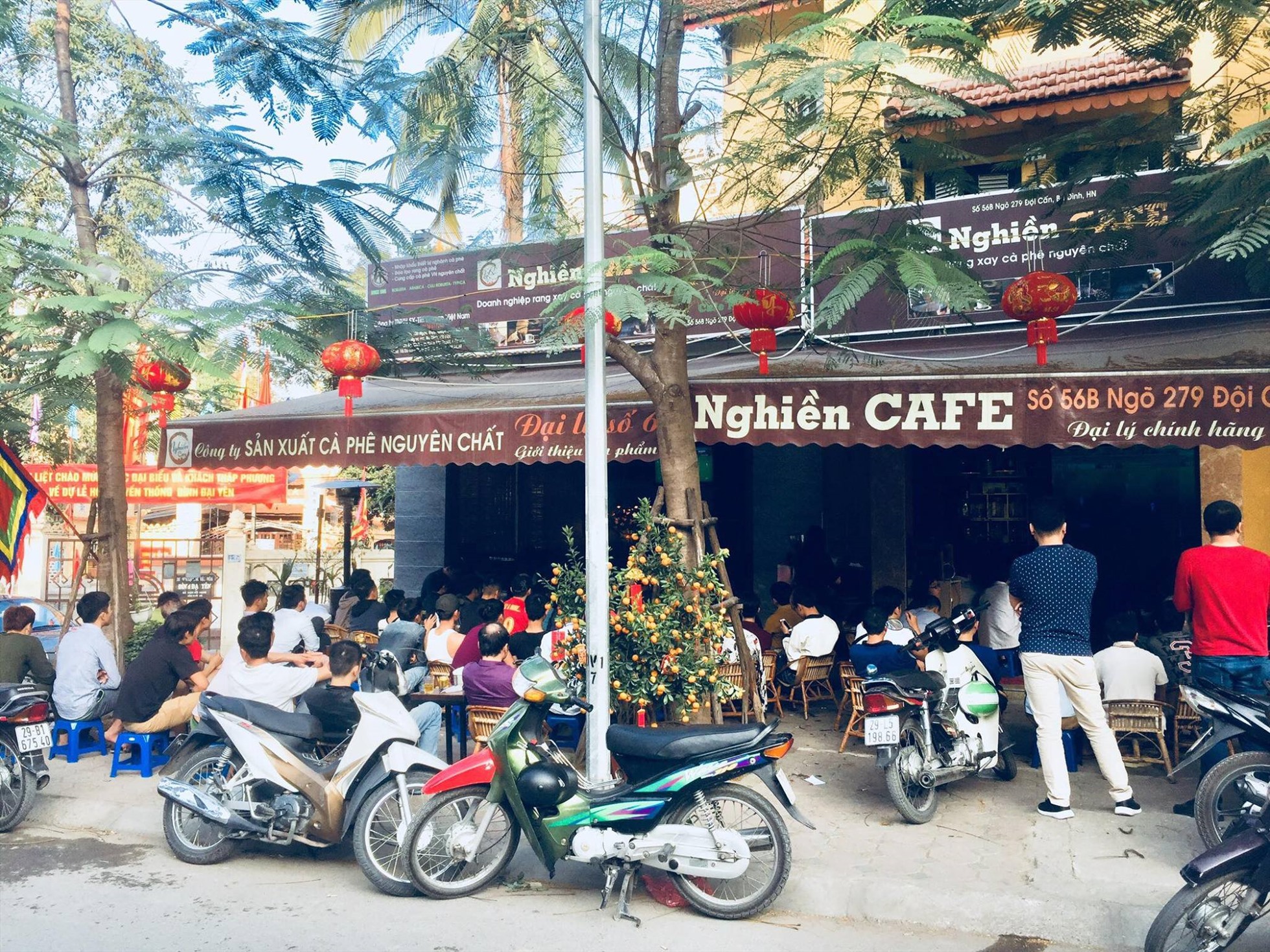Nghiền Cafe có ti vi màn hình lớn phục vụ khách xem bóng. Ảnh: Nghiền CAFE