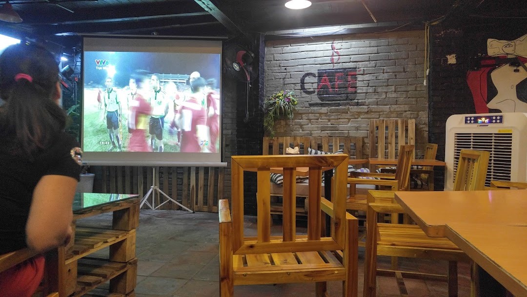 Quán cafe 2 tầng đều được trang bị máy chiếu. Ảnh: NOC Coffee