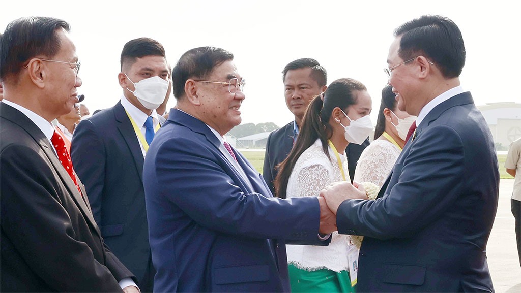 Phó Chủ tịch thứ nhất Quốc hội Campuchia Cheam Yeap cùng nhiều thành viên Quốc hội Campuchia đón đoàn ở sân bay. Ảnh: TTXVN