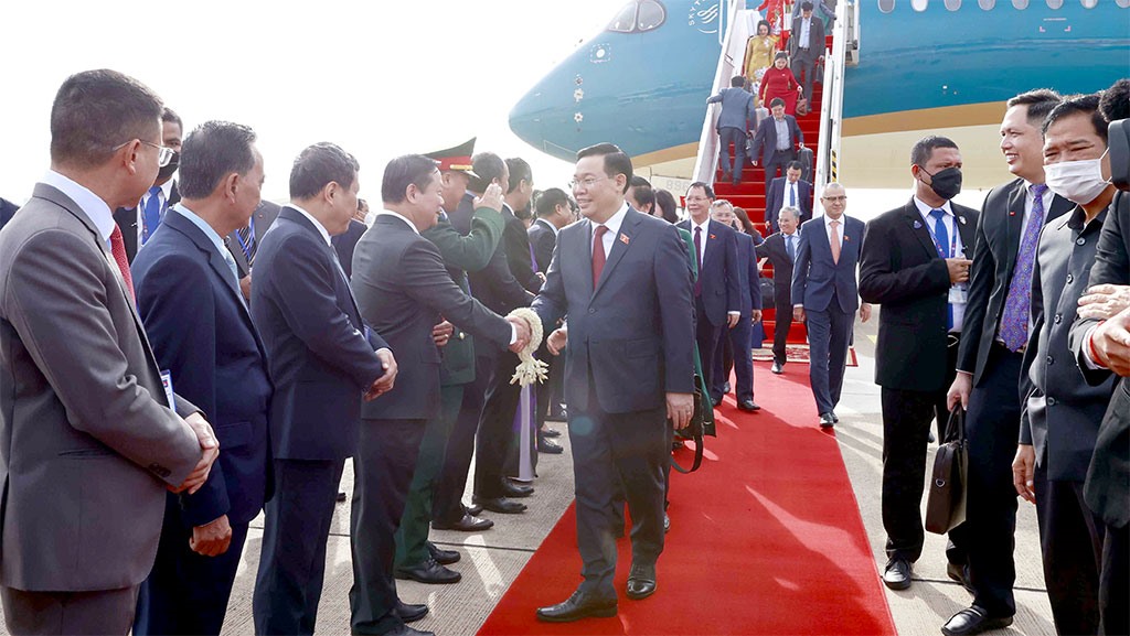 Các quan chức Campuchia đón Chủ tịch Quốc hội Vương Đình Huệ tại sân bay quốc tế Pochentong, thủ đô Phnom Penh. Ảnh: TTXVN