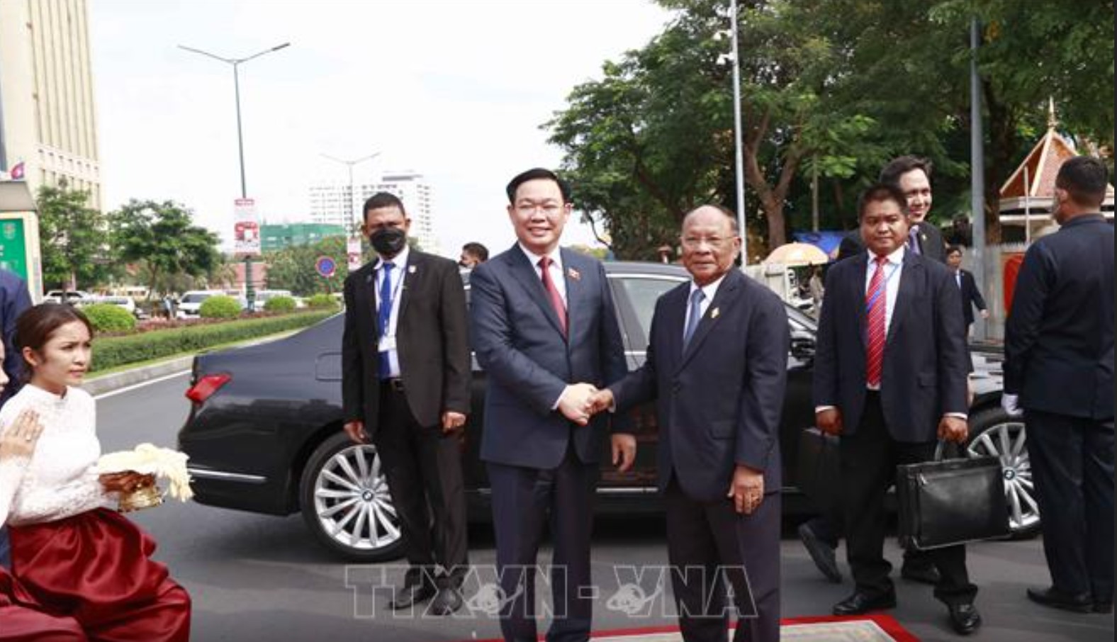 Chủ tịch Quốc hội Campuchia Samdech Heng Samrin đón Chủ tịch Quốc hội Vương Đình Huệ. Ảnh: TTXVN
